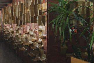 Kompozycja w Pijalni Głównej w Krynicy-Zdroju. Autorka ceramiki: Krystyna Strachocka-Zgud