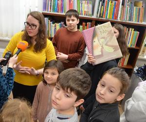 Dzieci chętnie uczestniczą w spotkaniach z książką, organizowanych w MBP w Siedlcach w czasie ferii