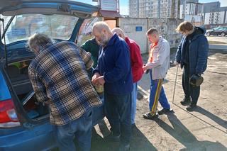 Jeden z nich pracował w schronisku, drugi tam żył. Teraz razem pomagają ludziom w kryzysie bezdomności