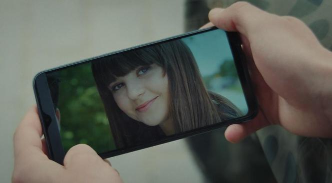 M jak miłość odc. 1743. Lilka (Monika Mielnicka) - zdjęcie w telefonie Mateusza