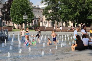 Kąpanie się w miejskiej fontannie w Lublinie 