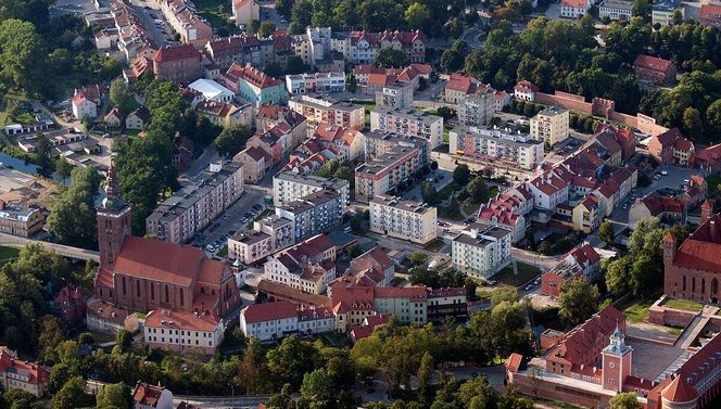   To miasto ma najładniejszy rynek w woj. warmińsko-mazurskim. Zobacz, co mówi AI