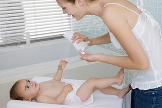 Odparzenia skóry niemowlaka - jak pielęgnować odparzoną skórę dziecka