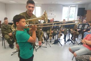 Niepełnosprawni uczniowie z PSP nr 12 zgłębiali tajniki muzyki z Orkiestrą Wojskową w Radomiu
