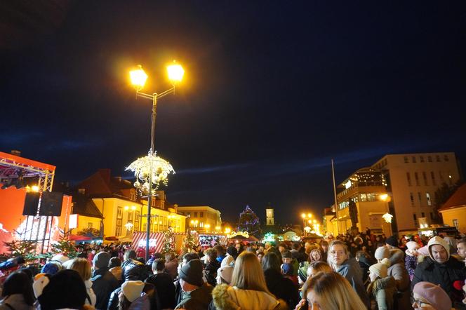 Ciężarówka Coca-cola w Białymstoku! Świąteczna atrakcja przyciągnęła tłumy mieszkańców na Rynek Kościuszki