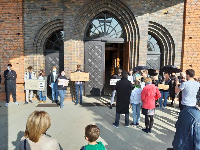 Protest pod kościołem św. Antoniego w Lesznie