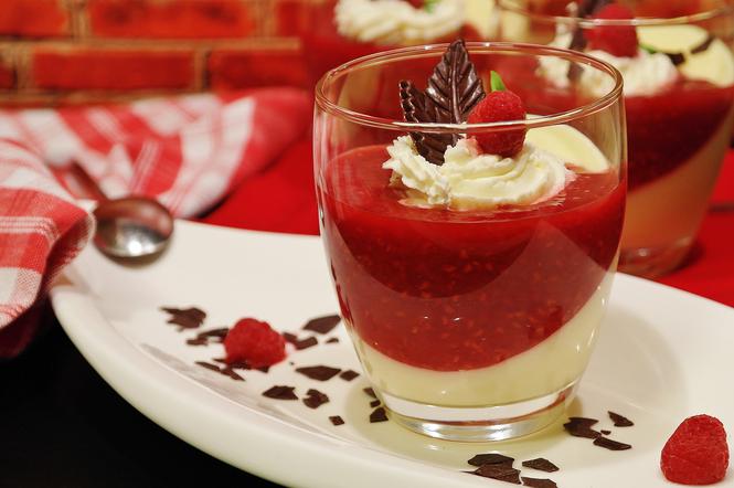 Panna cotta z kisielem malinowym