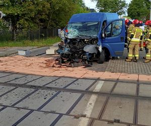 Zderzenie lokomotywy z busem pod Brzezinami. Fatalny wypadek na przejeździe kolejowym