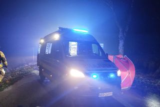 Horror na drodze pod Braniewem. Kierowca wypadł z opla po uderzeniu w drzewo