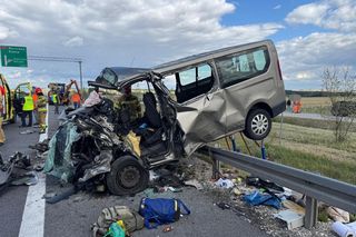 Tragedia na S7 pod Jędrzejowem. Cztery osoby zginęły w zderzeniu busa z ciągnikiem rolniczym [ZDJĘCIA].