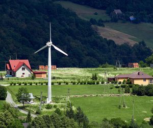 Własna energia z wiatru, czyli jak dobrać i zamontować przydomową turbinę?