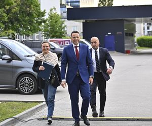 Wielkie wejście Trzaskowskiego do TVP. Zdjęcia uchwyciły każdy krok
