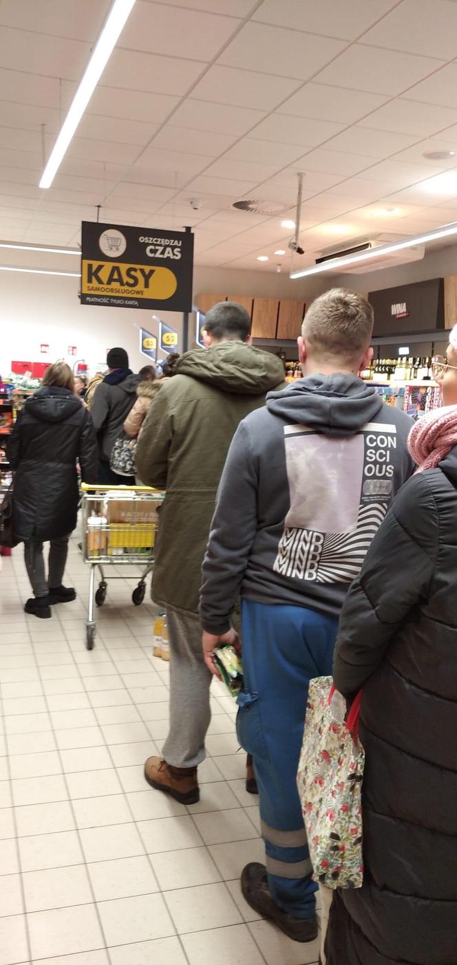 Zakupy na ostatnią chwilę przed świętami. Tak z rana wyglądają piekarnie i supermarkety [ZDJĘCIA]