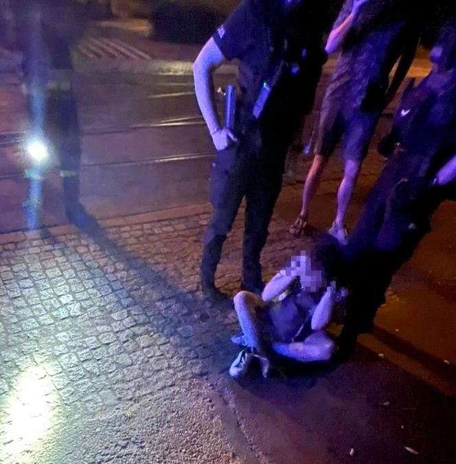 Nocna akcja w centrum Wrocławia. Rozebrana i pijana kobieta postawiła służby na nogi
