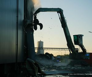  Kawle. Pożar zakładu przetwórstwa drobiowego. 120 strażaków walczy z żywiołem w czwartek, 14 sierpnia. Jeden z nich zaginął [ZDJĘCIA]