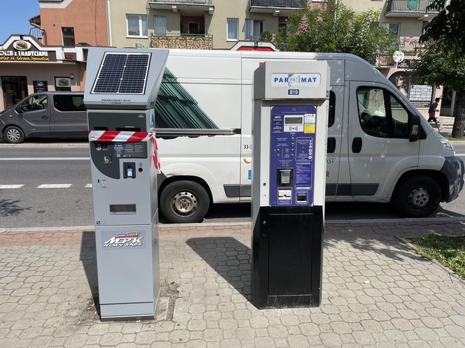 parkomaty na ul. Lwowskiej. Z lewej nowy, z prawej stary