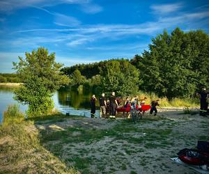 Tragedia pod Chojnowem. Młody mężczyzna utonął w stawie 