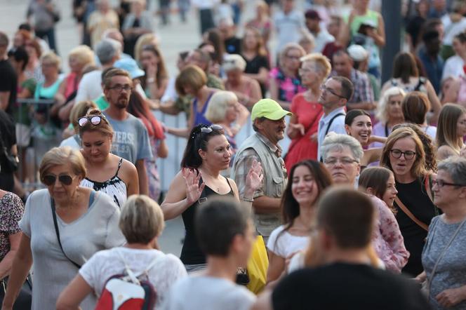 Potańcówka pod Teatrem Śląskim w Katowicach. Tłumy wręcz oszalały ZDJĘCIA