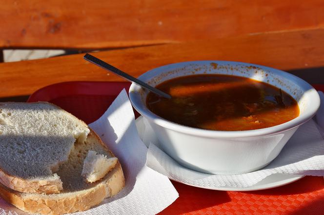 Posiłki wydawane są w soboty o godz. 14.00