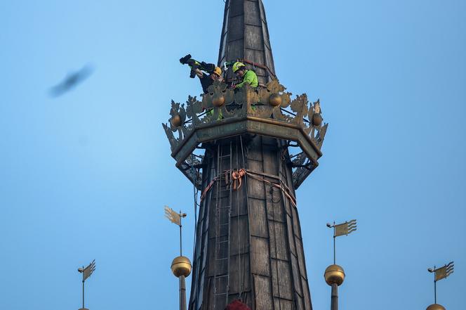 Zdjęcie korony królewskiej z wieży bazyliki Mariackiej