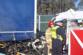 Bus wjechał w ciężarówkę, która stała w korku po poprzednim wypadku