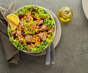 Sałatka z tuńczykiem i czerwoną fasolą. Dodaj to zioło, a wyjdzie nieziemska