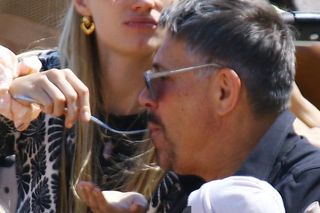 Krzysztof Ibisz je żonie z ręki