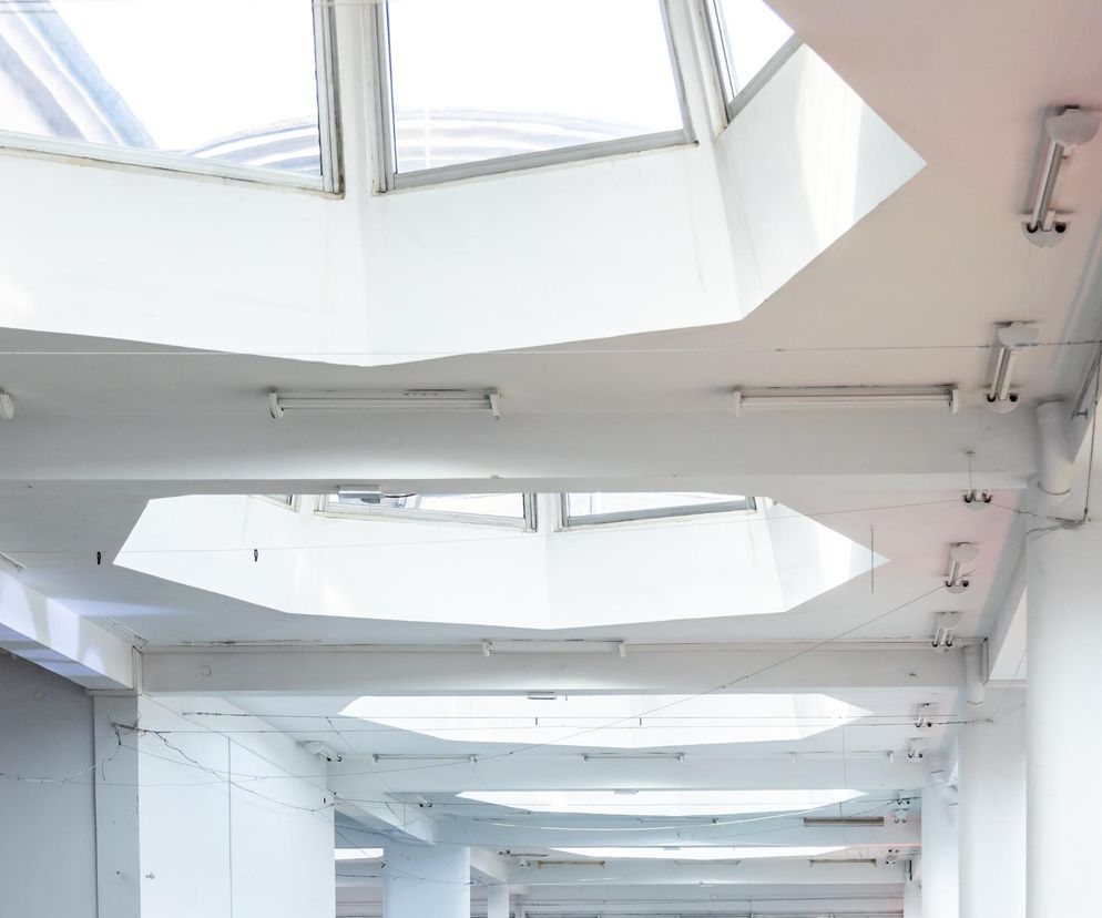 Białe ośmioboczne świetliki w suficie hali dawnej drukarni przy ulicy Mińskiej. O nowym zabytku czytaj w Architektura.