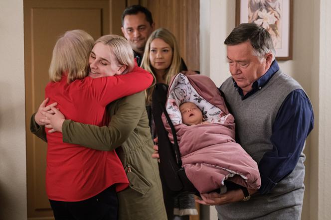 Na Wspólnej, odcinek 3374: Nina odda córkę Ziębom! To nie Renata i Sławek będą rodzicami zastępczymi małej Zosi - ZDJĘCIA, ZWIASTUN