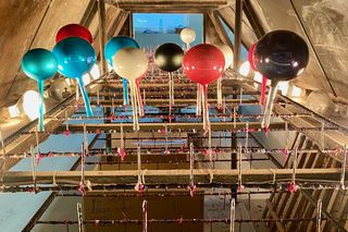 Proces suszenia bombek w fabryce Bolglass 