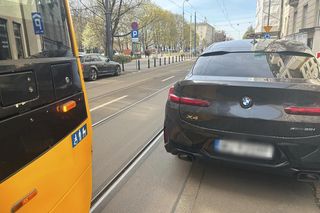 Paraliż w centrum Warszawy. Kierowca BWM zaparkował na torach. Wszystko stanęło!