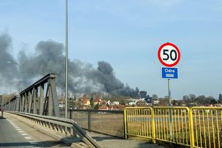 Ogromny pożar pod Zieloną Górą! Płonie hala firmy DBW. Jest pilny apel do mieszkańców