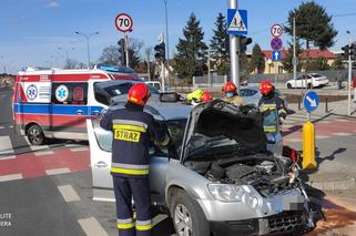 Makabryczny wypadek na Wale Miedzeszyńskim. Samochód zgnieciony jak kartka papieru, a za kółkiem...