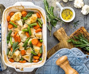 Pierś kurczaka z mrożonymi warzywami: danie z piekarnika