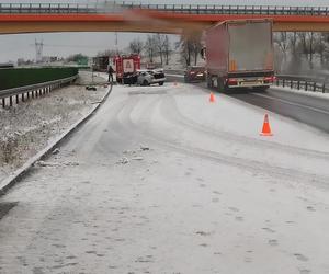 Ciężkie warunki na drogach. Na S7 w Janowie dachowało auto
