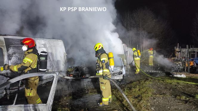 Nocny pożar w Pieniężnie. Spłonęło 8 wraków samochodowych!