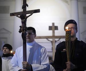 Tłumy wiernych przeszły przez stolicę. Centralną Drogę Krzyżową poprowadził kardynał Nycz