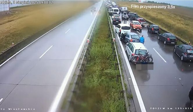 Jechali na A4 pod prąd "korytarzem życia". Namierzyła ich policja.