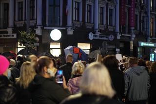 Protest kobiet w Sosnowcu. Tłum ludzi przeszedł przez promenadę aż na patelnię [ZDJĘCIA, WIDEO]