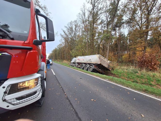 Wypadek koło Annopola. Nieprzejezdny odcinek DW 434 w pow. rawickim