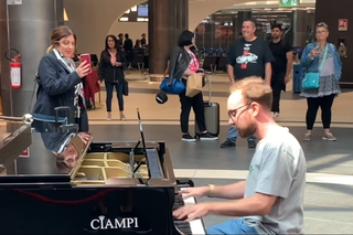 Bohemian Rhapsody na żywo na lotnisku w Rzymie. Podróżni w szoku!