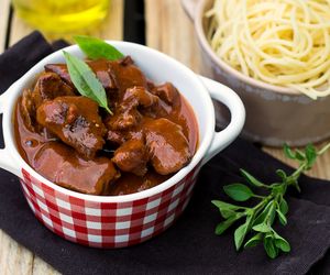 Peposo: kultowa wołowina z Toskanii. Miękkie mięso duszone w czerwonym winie i pieprzu