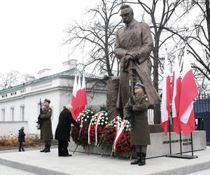 Jarosław Kaczyński wraz z delegacją PiS złożył wieńce przed pomnikami Ojców Niepodległości