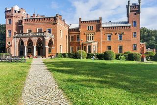 Ten pałac w woj. warmińsko-mazurskim wygląda jak z bajki. Powstał w XIX wieku