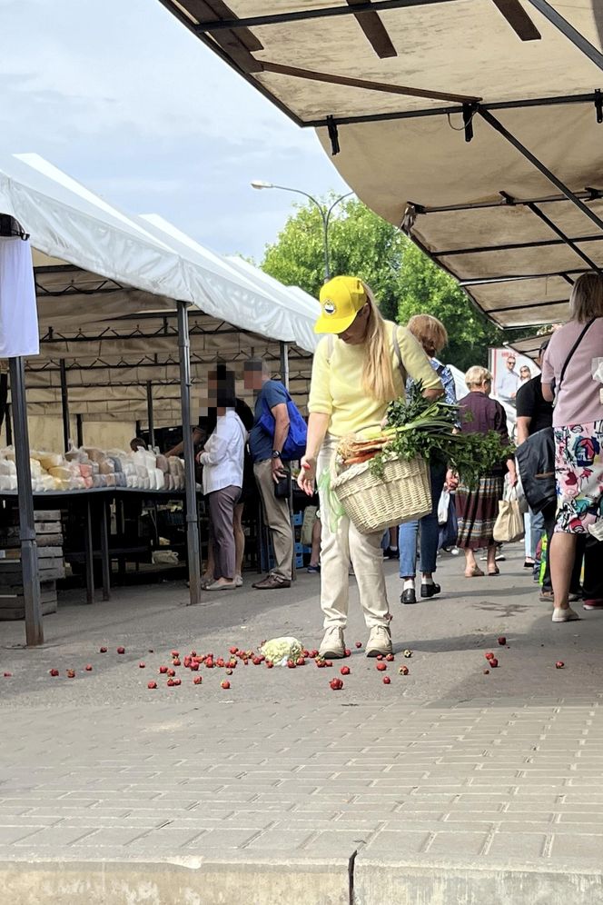 Europosłanka Wcisło buszuje na bazarku.