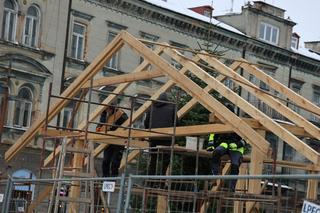 Trwa montaż szopki bożonarodzeniowej „pod Pedetem” w Lublinie