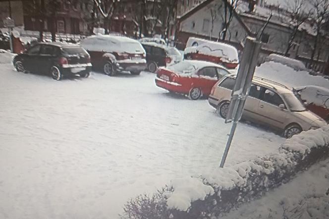 Mistrz parkowania uderzył w auto i uciekł! Policja opublikowała nagranie