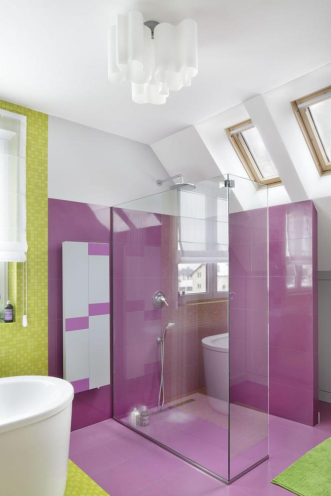 Seledynowo-fioletowa łazienka z prysznicem
