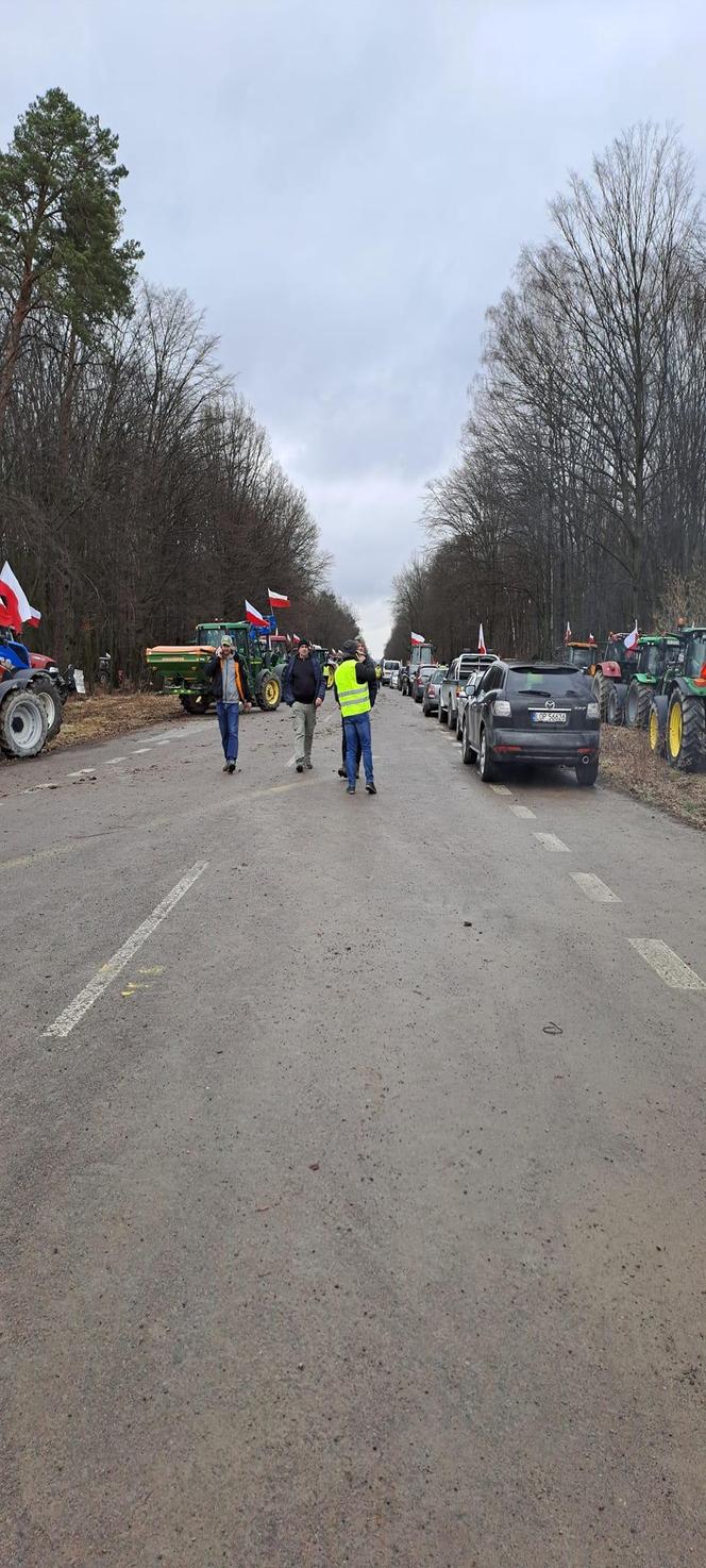 Rolnicy z woj. lubelskiego blokują drogi w regionie. Na protestującymi czuwa policja 