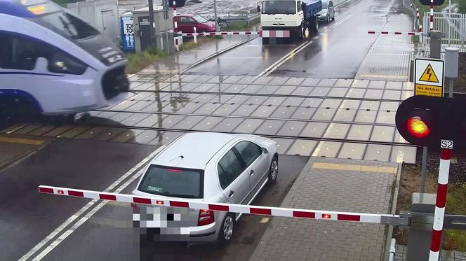 Ominął rogatkę i wjechał tuż przed pociąg! Szokujące zdarzenie pod Ostrowią Mazowiecką [ZDJĘCIA].